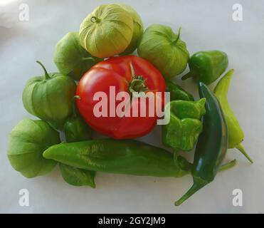 Gros plan de légumes frais crus sur fond blanc Banque D'Images