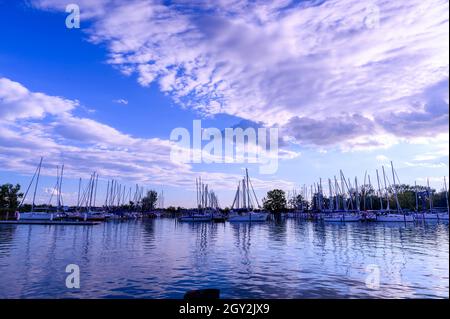 BADACSONY, HONGRIE - 18 SEPTEMBRE 2021 : VEW sur le lac Balaton et les navires sur le quai pendant le coucher du soleil à Badacsony, Hongrie. Banque D'Images