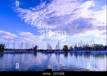 BADACSONY, HONGRIE - 18 SEPTEMBRE 2021 : VEW sur le lac Balaton et les navires sur le quai pendant le coucher du soleil à Badacsony, Hongrie. Banque D'Images