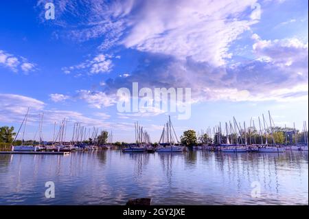 BADACSONY, HONGRIE - 18 SEPTEMBRE 2021 : VEW sur le lac Balaton et les navires sur le quai pendant le coucher du soleil à Badacsony, Hongrie. Banque D'Images