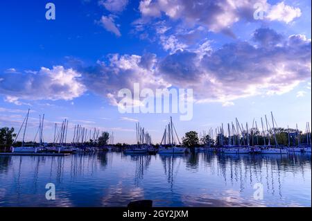 BADACSONY, HONGRIE - 18 SEPTEMBRE 2021 : VEW sur le lac Balaton et les navires sur le quai pendant le coucher du soleil à Badacsony, Hongrie. Banque D'Images