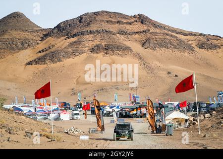 Zagora, Maroc.2021. Ambiance bivouac pendant le Rallye du Maroc 2021, du 8 au 13 octobre 2021 à Zagora, Maroc - photo Antonin Vincent / DPPI crédit: DPPI Media/Alamy Live News Banque D'Images