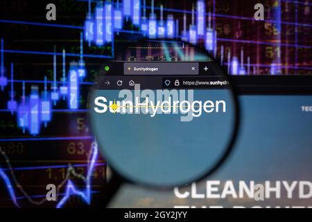 Logo de la société Sun Hydrogen sur un site Web avec des développements flous du marché boursier en arrière-plan, vu sur un écran d'ordinateur à travers une loupe Banque D'Images