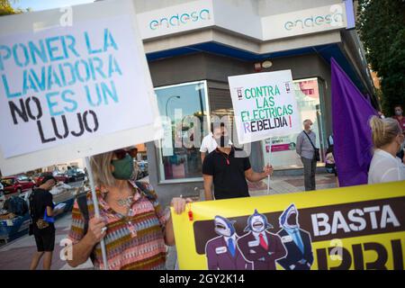 Malaga, Espagne. 06e octobre 2021. Un manifestant a vu tenir un écriteau disant « contre les compagnies d'électricité, rébellion » alors qu'il participe à la manifestation. Le prix de l'électricité en Espagne continue de battre de nouveaux records chaque jour en raison de la hausse des prix sur les marchés de gros. Les consommateurs exigent un ajustement et des règlements sur le marché de l'énergie pour éviter les abus de prix de l'électricité par les entreprises d'électricité. Crédit : SOPA Images Limited/Alamy Live News Banque D'Images