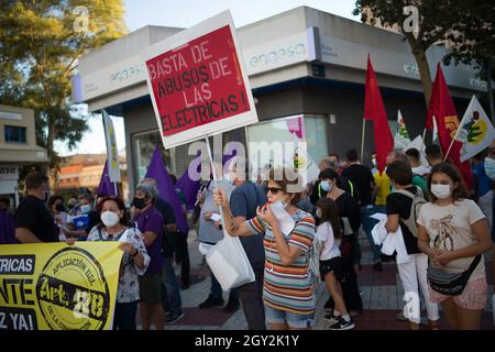 Malaga, Espagne. 06e octobre 2021. Un manifestant fait un coup de sifflet tout en tenant un écriteau disant « assez d'abus dans les compagnies d'électricité » alors qu'elle participe à la manifestation. Le prix de l'électricité en Espagne continue de battre de nouveaux records chaque jour en raison de la hausse des prix sur les marchés de gros. Les consommateurs exigent un ajustement et des règlements sur le marché de l'énergie pour éviter les abus de prix de l'électricité par les entreprises d'électricité. Crédit : SOPA Images Limited/Alamy Live News Banque D'Images