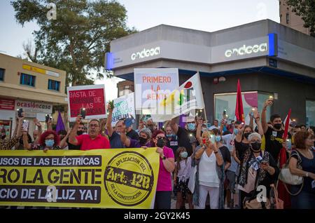 Malaga, Espagne. 06e octobre 2021. Les manifestants ont vu se lever des téléphones mobiles éclairés pendant qu'ils prennent part à la manifestation. Le prix de l'électricité en Espagne continue de battre de nouveaux records chaque jour en raison de la hausse des prix sur les marchés de gros. Les consommateurs exigent un ajustement et des règlements sur le marché de l'énergie pour éviter les abus de prix de l'électricité par les entreprises d'électricité. Crédit : SOPA Images Limited/Alamy Live News Banque D'Images