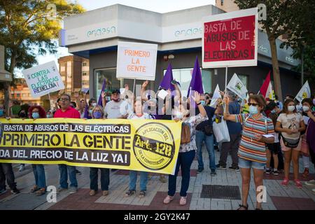 Malaga, Espagne. 06e octobre 2021. Les manifestants sont vus lever les mains tout en tenant une grande bannière exprimant leur opinion pendant qu'ils prennent part à la manifestation. Le prix de l'électricité en Espagne continue de battre de nouveaux records chaque jour en raison de la hausse des prix sur les marchés de gros. Les consommateurs exigent un ajustement et des règlements sur le marché de l'énergie pour éviter les abus de prix de l'électricité par les entreprises d'électricité. Crédit : SOPA Images Limited/Alamy Live News Banque D'Images