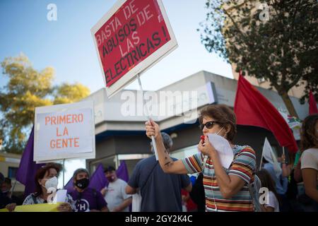 Malaga, Espagne. 06e octobre 2021. Un manifestant fait un coup de sifflet tout en tenant un écriteau disant « assez d'abus dans les compagnies d'électricité » alors qu'elle participe à la manifestation. Le prix de l'électricité en Espagne continue de battre de nouveaux records chaque jour en raison de la hausse des prix sur les marchés de gros. Les consommateurs exigent un ajustement et des règlements sur le marché de l'énergie pour éviter les abus de prix de l'électricité par les entreprises d'électricité. Crédit : SOPA Images Limited/Alamy Live News Banque D'Images