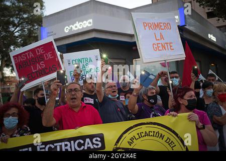 Malaga, Espagne. 06e octobre 2021. Les manifestants scandent des slogans tout en levant des téléphones mobiles éclairés lorsqu'ils prennent part à la manifestation. Le prix de l'électricité en Espagne continue de battre de nouveaux records chaque jour en raison de la hausse des prix sur les marchés de gros. Les consommateurs exigent un ajustement et des règlements sur le marché de l'énergie pour éviter les abus de prix de l'électricité par les entreprises d'électricité. Crédit : SOPA Images Limited/Alamy Live News Banque D'Images