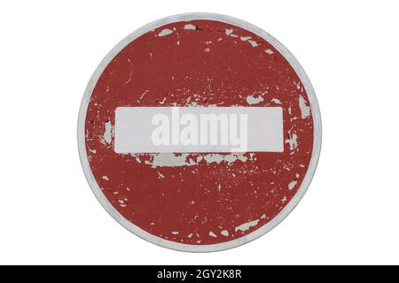 Ancien panneau de signalisation « pas d'entrée » isolé sur blanc Banque D'Images