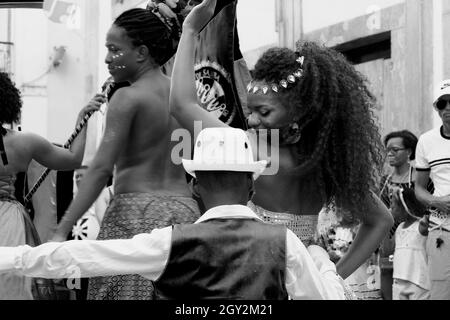 Salvador, Bahia, Brésil - le 06 février 2016: Les gens dansent dans les rues étroites de Pelourinho au carnaval de l'année 2016 à Salvador, Bahia. Banque D'Images