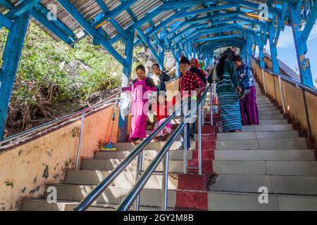 Mt POPA, MYANMAR - 8 DÉCEMBRE 2016 : personnes à l'escalier menant au Mont Popa, Myanmar Banque D'Images