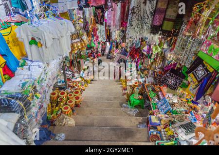 Mt POPA, MYANMAR - 8 DÉCEMBRE 2016 : vendeurs de bijoux et de souvenirs à l'escalier menant au Mont Popa, au Myanmar Banque D'Images