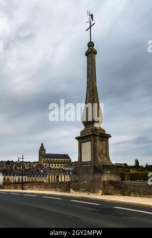 Colonne sur le pont Jacques Gabriel au-dessus de la Loire à Blois Banque D'Images