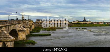 Pont Jacques Gabriel sur la Loire à Blois Banque D'Images