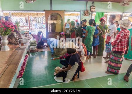 BAGO, MYANMAR - 10 DÉCEMBRE 2016 : intérieur du monastère de Snake à Bago. Banque D'Images