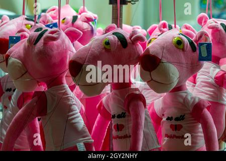 panthère rose jouets câlinés sur une étagère à l'extérieur d'une boutique de souvenirs de vacances sur l'île grecque de zante zakynthos grèce. Banque D'Images