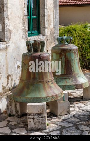 deux grandes cloches en bronze moulé à l'église d'agios marina sur l'île grecque ionienne de zante ou zakynthos en grèce. grandes cloches d'église exposées. Banque D'Images