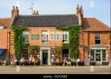 Les façades en briques rouges du Bar & Restaurant n° Twenty9 et de la boulangerie n° Thirty3 à Burnham Market, Norfolk, Angleterre. Banque D'Images