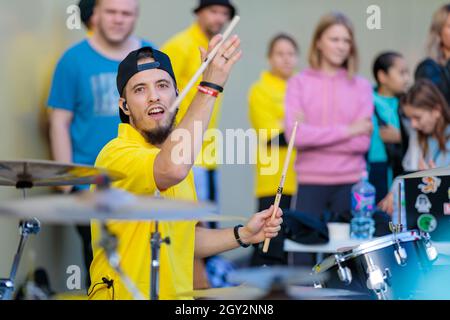 Un jeune homme joue de la batterie pour la journée de la ville.Moscou Russie 12 septembre 2021. Banque D'Images