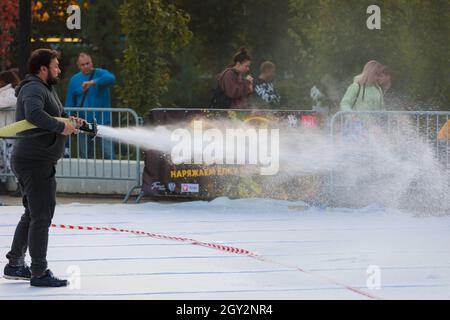 Un homme couvre une section de tuyau avec de la neige artificielle.Tournage d'un film sur la préparation du site pour la neige.Moscou Russie 12 septembre 2021 Banque D'Images