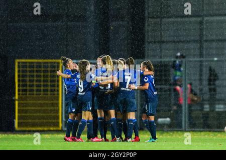 Hoffenheim, Allemagne. 05e octobre 2021. Les joueurs de TSG Hoffenheim célèbrent leur but lors du match de football du premier tour du groupe de la Ligue des champions de l'UEFA entre TSG 1899 Hoffenheim et HB Koge à Dietmar-Hopp-Stadion à Hoffenheim, en Allemagne. Crédit: SPP Sport presse photo. /Alamy Live News Banque D'Images