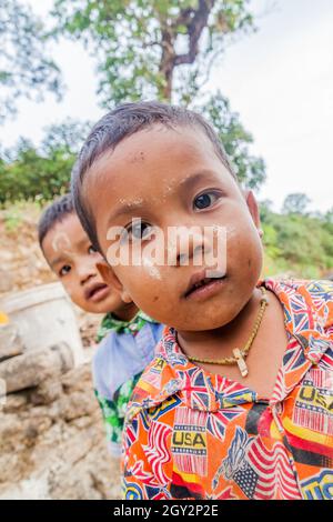 Mt KYAIKTIYO, MYANMAR - 11 DÉCEMBRE 2016 : enfants de la région près de Mt Kyaiktiyo Golden Rock . Banque D'Images