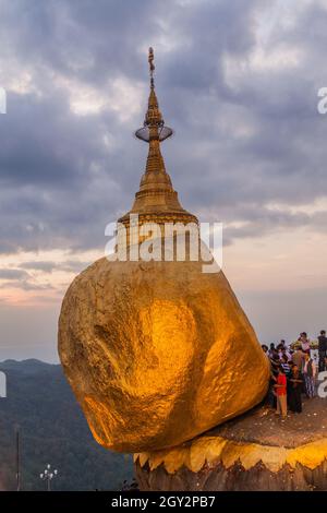 Mt KYAIKTIYO, MYANMAR - 11 DÉCEMBRE 2016 : visite de pèlerins au Mont Kyaiktiyo Golden Rock, Myanmar Banque D'Images