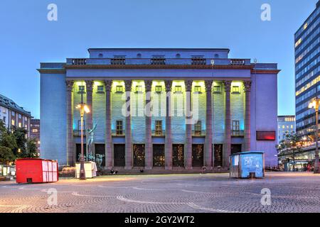 Scène nocturne sur la place Hötorget, Stockholm, Suède avec la salle de concert néo-classique de Stockholm (Stockholms konserthus) conçue par Ivar Tengbom Banque D'Images