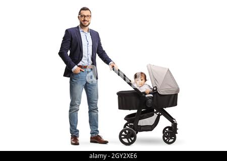 Prise de vue en longueur d'un père debout avec un bébé dans un chariot isolé sur fond blanc Banque D'Images