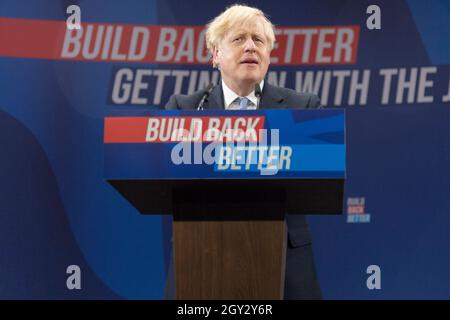 06/10/2021. Manchester, Royaume-Uni. Le Premier ministre britannique Boris Johnson prononce un discours lors de la conférence annuelle du parti conservateur à Manchester, en Grande-Bretagne, le 06 octobre 2021. Photo de Ray Tang. Banque D'Images