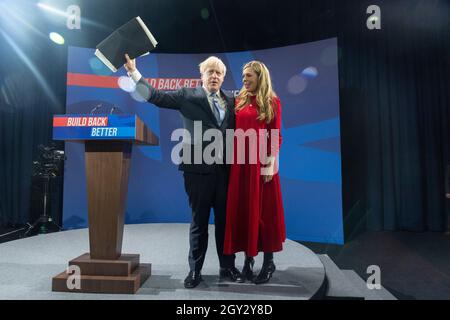 06/10/2021. Manchester, Royaume-Uni. Le Premier ministre britannique Boris Johnson est accompagné de l'épouse Carrie Johnson après avoir prononcé un discours à la Conférence annuelle du parti conservateur à Manchester, en Grande-Bretagne, le 06 octobre 2021. Photo de Ray Tang. Banque D'Images