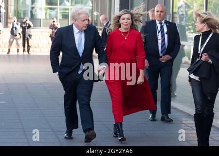 06/10/2021. Manchester, Royaume-Uni. Le Premier ministre britannique Boris Johnson et son épouse Carrie Johnson arrivent pour son discours à la conférence annuelle du parti conservateur à Manchester, en Grande-Bretagne, le 06 octobre 2021. Photo de Ray Tang. Banque D'Images