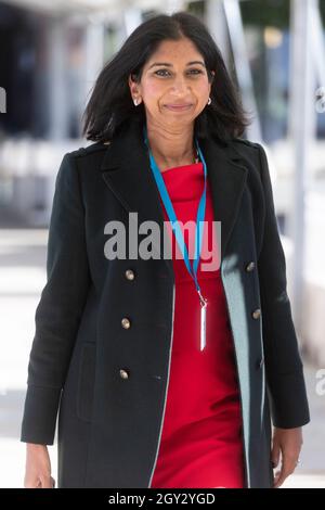 06/10/2021. Manchester, Royaume-Uni. Le procureur général Suella Braverman arrive pour assister au discours du Premier ministre britannique Boris Johnson lors de la conférence annuelle du parti conservateur à Manchester, en Grande-Bretagne, le 06 octobre 2021. Photo de Ray Tang. Banque D'Images