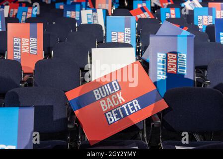 06/10/2021. Manchester, Royaume-Uni. Des pancartes sur les chaises dans l’auditorium du discours du Premier ministre britannique Boris Johnson lors de la conférence annuelle du parti conservateur à Manchester, en Grande-Bretagne, le 06 octobre 2021. Photo de Ray Tang. Banque D'Images