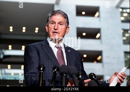 Washington, États-Unis. 06e octobre 2021. Le sénateur américain Joe Manchin (D-WV) prend la parole lors d'une conférence de presse. Crédit : SOPA Images Limited/Alamy Live News Banque D'Images