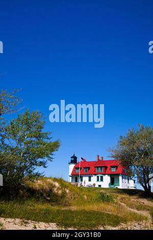 Ferme au toit rouge sur une colline au ciel bleu profond Banque D'Images