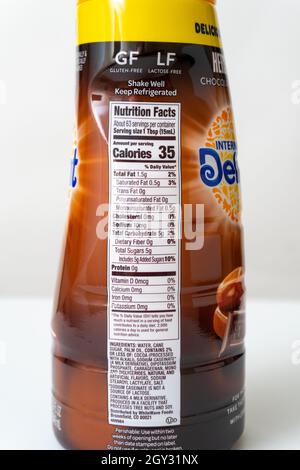 Victorville, CA, États-Unis – 4 octobre 2021 : l'étiquette de nutrition sur une bouteille de Delight International Hershey's Chocolate caramel Coffee Creamer. Banque D'Images