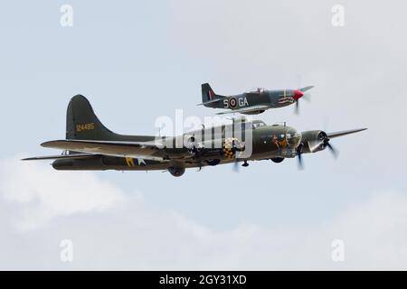 USAAC Boeing B17G Flying Fortress Vintage WW2 Bomber avec P51D Vintage WW2 Fighter au Flying Legends Duxford Airshow Banque D'Images