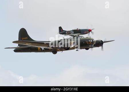 USAAC Boeing B17G Flying Fortress Vintage WW2 Bomber avec P51D Vintage WW2 Fighter au Flying Legends Duxford Airshow Banque D'Images