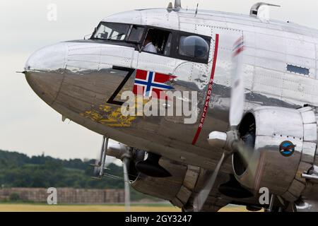 Douglas C47 DC3 Dakota Vintage Military Airliner au Flying Legends Duxford Airshow Banque D'Images