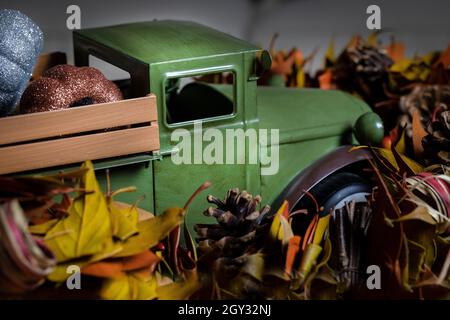 Jouet récolte camion et citrouilles décoration de maison entourée de garlland d'automne pour Halloween ou Thanksgiving décorations Banque D'Images