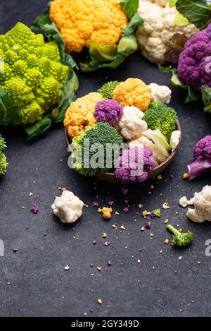 Chou-fleur violet, jaune, blanc et vert Banque D'Images