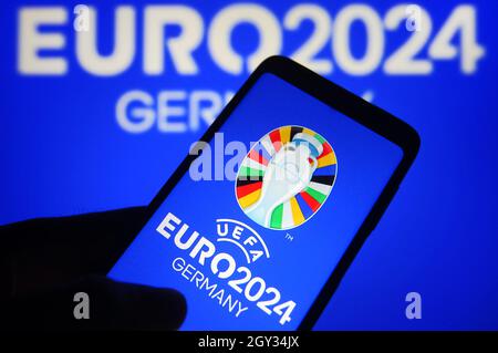 Sur cette photo, le logo de l'UEFA Euro 2024 (Championnat d'Europe de football 2024 de l'UEFA) est visible sur un smartphone. Banque D'Images