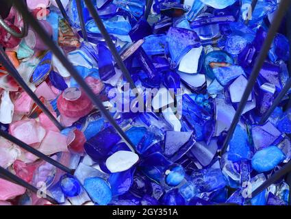 verre violet et rose cassé Banque D'Images