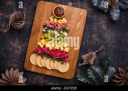 Assiette de hors-d'œuvre en forme d'arbre de Noël. Banque D'Images