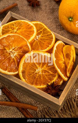 Sapin de Noël fait avec des tranches d'oranges sèches snack fond pour les décorations de Noël Banque D'Images