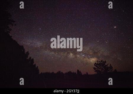 Étoiles à la manière laiteuse de nuit dans le désert Banque D'Images
