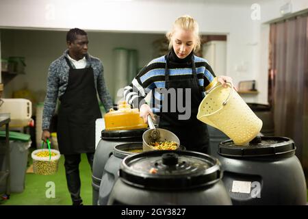 Femme prenant des olives marinées de la saumure Banque D'Images