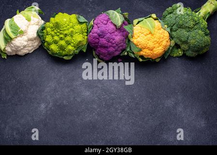 Chou-fleur violet, jaune, blanc et vert Banque D'Images